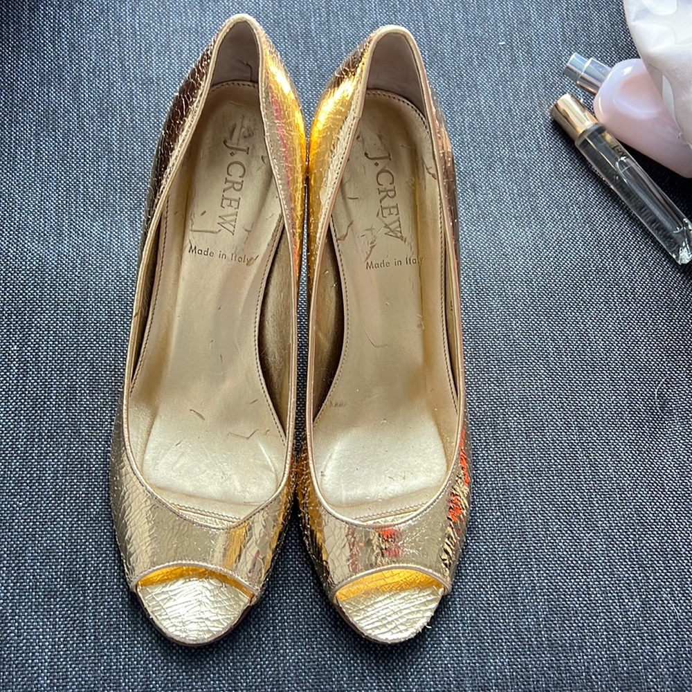 Cracked gold heels
